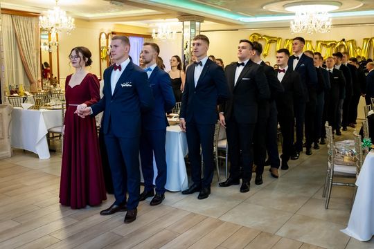 Studniówka w ZSZ Nr 1 i II LO we Włodawie. Tak się bawili maturzyści w Modrzaku [GALERIA ZDJĘĆ]