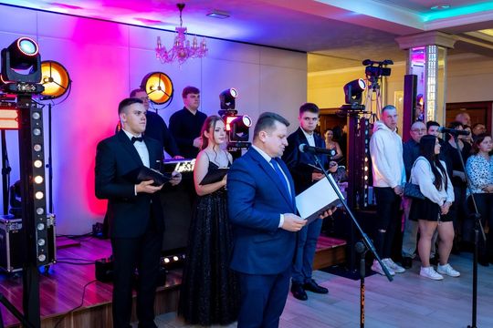 Studniówka w ZSZ Nr 1 i II LO we Włodawie. Tak się bawili maturzyści w Modrzaku [GALERIA ZDJĘĆ]