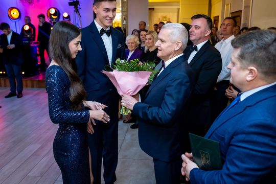 Studniówka w ZSZ Nr 1 i II LO we Włodawie. Tak się bawili maturzyści w Modrzaku [GALERIA ZDJĘĆ]