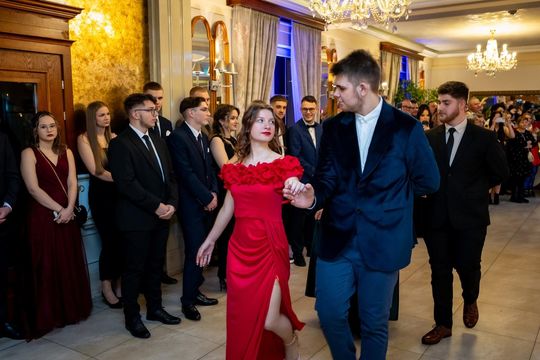 Studniówka w ZSZ Nr 1 i II LO we Włodawie. Tak się bawili maturzyści w Modrzaku [GALERIA ZDJĘĆ]