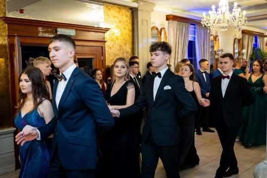 Studniówka w ZSZ Nr 1 i II LO we Włodawie. Tak się bawili maturzyści w Modrzaku [GALERIA ZDJĘĆ]