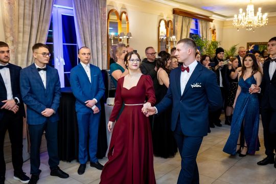 Studniówka w ZSZ Nr 1 i II LO we Włodawie. Tak się bawili maturzyści w Modrzaku [GALERIA ZDJĘĆ]