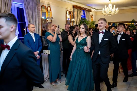 Studniówka w ZSZ Nr 1 i II LO we Włodawie. Tak się bawili maturzyści w Modrzaku [GALERIA ZDJĘĆ]