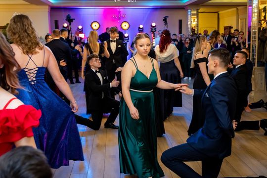 Studniówka w ZSZ Nr 1 i II LO we Włodawie. Tak się bawili maturzyści w Modrzaku [GALERIA ZDJĘĆ]