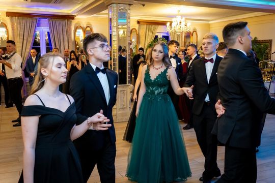 Studniówka w ZSZ Nr 1 i II LO we Włodawie. Tak się bawili maturzyści w Modrzaku [GALERIA ZDJĘĆ]