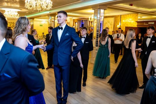 Studniówka w ZSZ Nr 1 i II LO we Włodawie. Tak się bawili maturzyści w Modrzaku [GALERIA ZDJĘĆ]