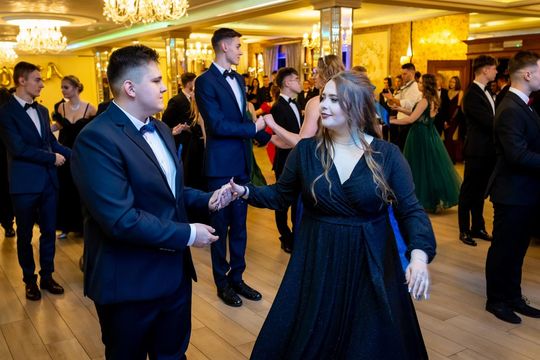 Studniówka w ZSZ Nr 1 i II LO we Włodawie. Tak się bawili maturzyści w Modrzaku [GALERIA ZDJĘĆ]