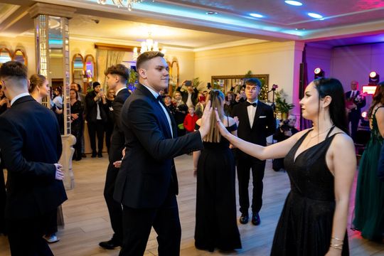 Studniówka w ZSZ Nr 1 i II LO we Włodawie. Tak się bawili maturzyści w Modrzaku [GALERIA ZDJĘĆ]