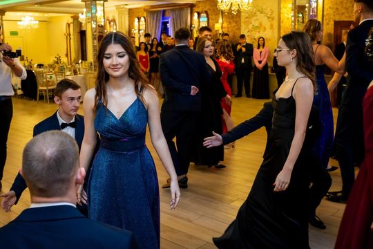 Studniówka w ZSZ Nr 1 i II LO we Włodawie. Tak się bawili maturzyści w Modrzaku [GALERIA ZDJĘĆ]