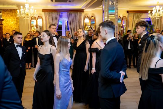 Studniówka w ZSZ Nr 1 i II LO we Włodawie. Tak się bawili maturzyści w Modrzaku [GALERIA ZDJĘĆ]