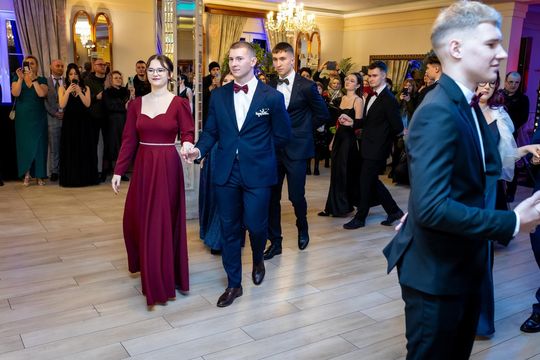 Studniówka w ZSZ Nr 1 i II LO we Włodawie. Tak się bawili maturzyści w Modrzaku [GALERIA ZDJĘĆ]