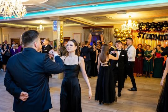 Studniówka w ZSZ Nr 1 i II LO we Włodawie. Tak się bawili maturzyści w Modrzaku [GALERIA ZDJĘĆ]