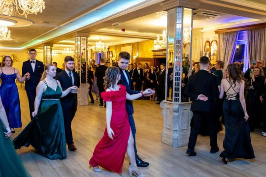 Studniówka w ZSZ Nr 1 i II LO we Włodawie. Tak się bawili maturzyści w Modrzaku [GALERIA ZDJĘĆ]