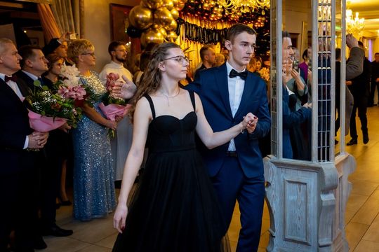 Studniówka w ZSZ Nr 1 i II LO we Włodawie. Tak się bawili maturzyści w Modrzaku [GALERIA ZDJĘĆ]