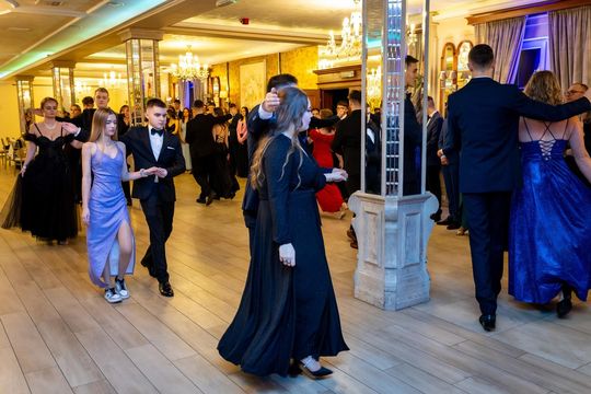 Studniówka w ZSZ Nr 1 i II LO we Włodawie. Tak się bawili maturzyści w Modrzaku [GALERIA ZDJĘĆ]