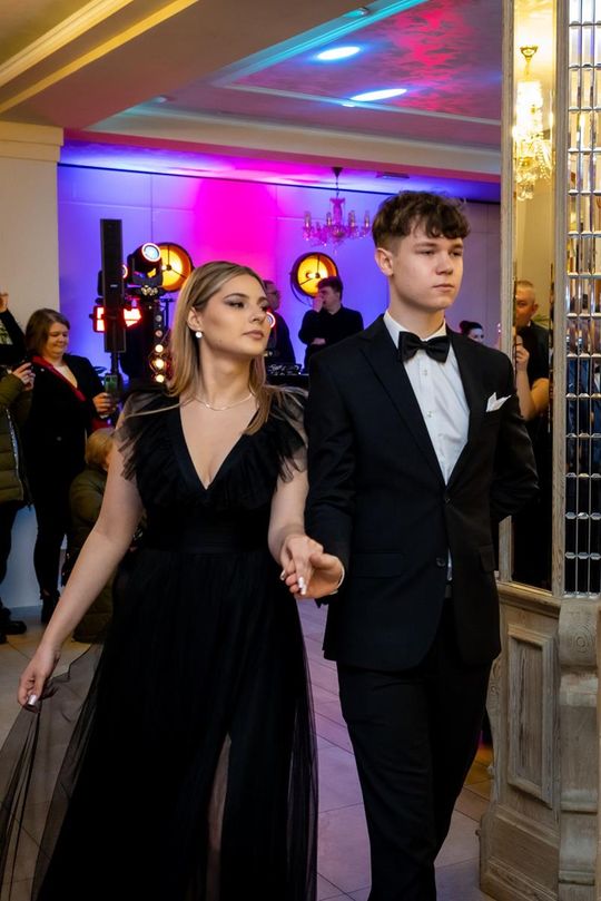 Studniówka w ZSZ Nr 1 i II LO we Włodawie. Tak się bawili maturzyści w Modrzaku [GALERIA ZDJĘĆ]