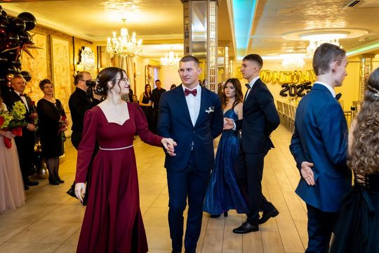 Studniówka w ZSZ Nr 1 i II LO we Włodawie. Tak się bawili maturzyści w Modrzaku [GALERIA ZDJĘĆ]