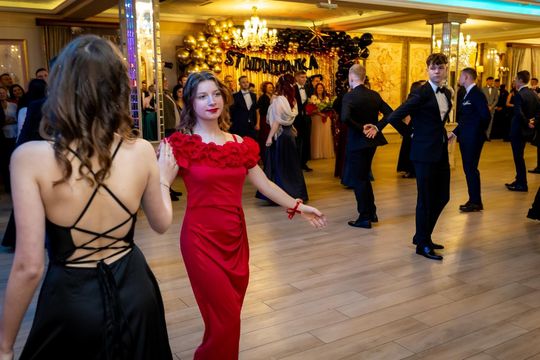 Studniówka w ZSZ Nr 1 i II LO we Włodawie. Tak się bawili maturzyści w Modrzaku [GALERIA ZDJĘĆ]