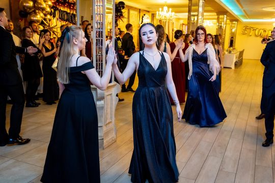 Studniówka w ZSZ Nr 1 i II LO we Włodawie. Tak się bawili maturzyści w Modrzaku [GALERIA ZDJĘĆ]