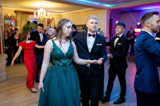 Studniówka w ZSZ Nr 1 i II LO we Włodawie. Tak się bawili maturzyści w Modrzaku [GALERIA ZDJĘĆ]