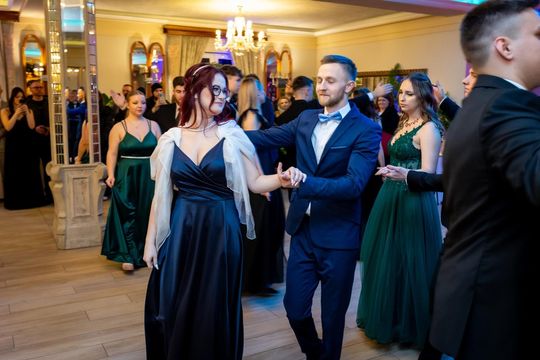 Studniówka w ZSZ Nr 1 i II LO we Włodawie. Tak się bawili maturzyści w Modrzaku [GALERIA ZDJĘĆ]