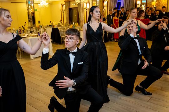 Studniówka w ZSZ Nr 1 i II LO we Włodawie. Tak się bawili maturzyści w Modrzaku [GALERIA ZDJĘĆ]