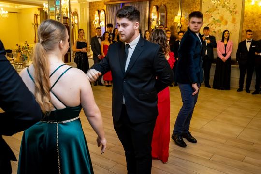 Studniówka w ZSZ Nr 1 i II LO we Włodawie. Tak się bawili maturzyści w Modrzaku [GALERIA ZDJĘĆ]