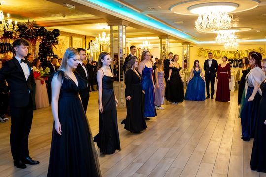 Studniówka w ZSZ Nr 1 i II LO we Włodawie. Tak się bawili maturzyści w Modrzaku [GALERIA ZDJĘĆ]