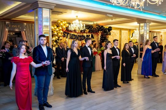 Studniówka w ZSZ Nr 1 i II LO we Włodawie. Tak się bawili maturzyści w Modrzaku [GALERIA ZDJĘĆ]