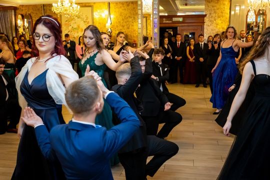 Studniówka w ZSZ Nr 1 i II LO we Włodawie. Tak się bawili maturzyści w Modrzaku [GALERIA ZDJĘĆ]