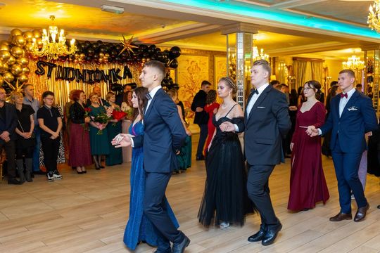 Studniówka w ZSZ Nr 1 i II LO we Włodawie. Tak się bawili maturzyści w Modrzaku [GALERIA ZDJĘĆ]