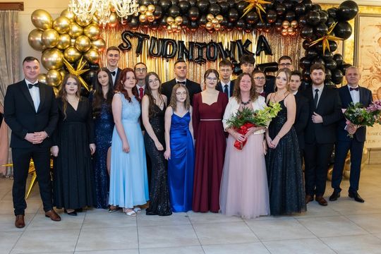 Studniówka w ZSZ Nr 1 i II LO we Włodawie. Tak się bawili maturzyści w Modrzaku [GALERIA ZDJĘĆ]