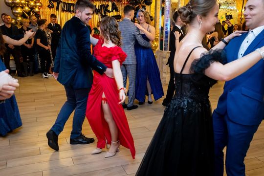 Studniówka w ZSZ Nr 1 i II LO we Włodawie. Tak się bawili maturzyści w Modrzaku [GALERIA ZDJĘĆ]