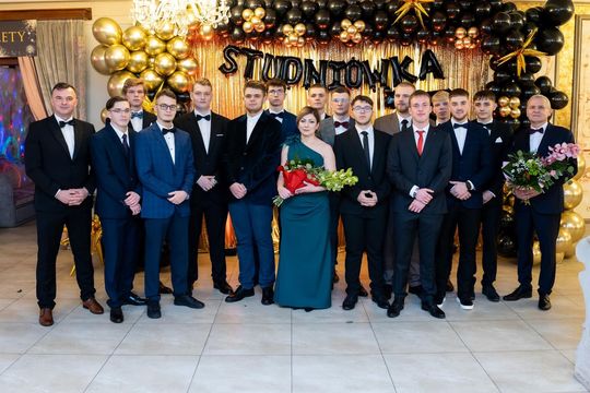 Studniówka w ZSZ Nr 1 i II LO we Włodawie. Tak się bawili maturzyści w Modrzaku [GALERIA ZDJĘĆ]