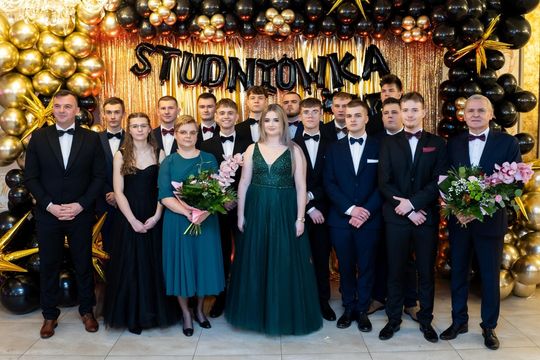 Studniówka w ZSZ Nr 1 i II LO we Włodawie. Tak się bawili maturzyści w Modrzaku [GALERIA ZDJĘĆ]