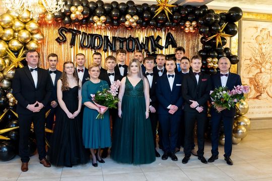 Studniówka w ZSZ Nr 1 i II LO we Włodawie. Tak się bawili maturzyści w Modrzaku [GALERIA ZDJĘĆ]