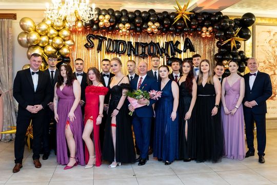 Studniówka w ZSZ Nr 1 i II LO we Włodawie. Tak się bawili maturzyści w Modrzaku [GALERIA ZDJĘĆ]