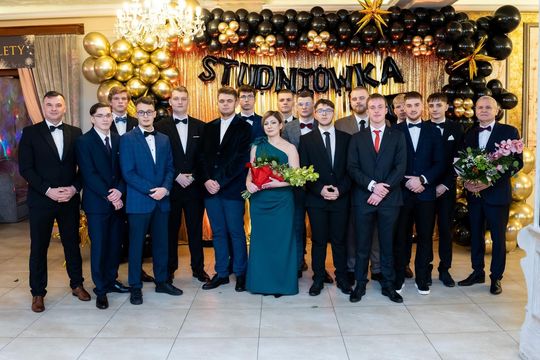 Studniówka w ZSZ Nr 1 i II LO we Włodawie. Tak się bawili maturzyści w Modrzaku [GALERIA ZDJĘĆ]