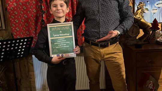 Koncert Tymona Bitkowskiego. Wiejski Salon Poezji pękał w szwach [GALERIA ZDJĘĆ]