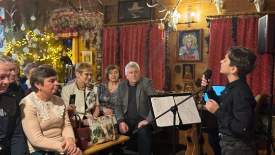 Koncert Tymona Bitkowskiego. Wiejski Salon Poezji pękał w szwach [GALERIA ZDJĘĆ]