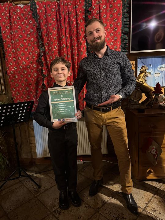 Koncert Tymona Bitkowskiego. Wiejski Salon Poezji pękał w szwach [GALERIA ZDJĘĆ]