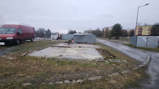 Chełm. Wielkie śmietnisko przy Karłowicza! Prezydent Banaszek zdegustowany... [ZDJĘCIA]