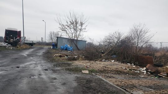 Chełm. Wielkie śmietnisko przy Karłowicza! Prezydent Banaszek zdegustowany... [ZDJĘCIA]
