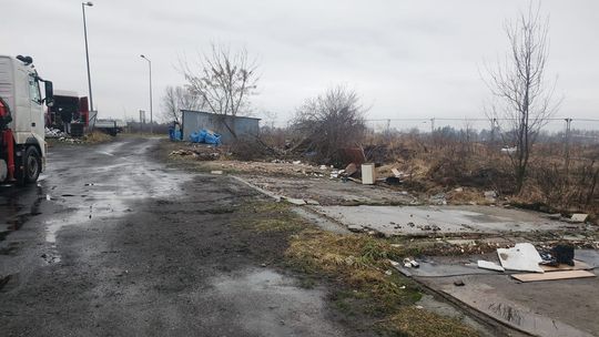 Chełm. Wielkie śmietnisko przy Karłowicza! Prezydent Banaszek zdegustowany... [ZDJĘCIA]