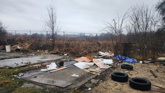 Chełm. Wielkie śmietnisko przy Karłowicza! Prezydent Banaszek zdegustowany... [ZDJĘCIA]
