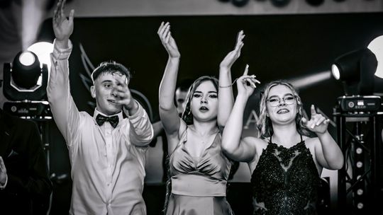 Studniówka 2025 - ZSCKR w Siennicy Różanej [GALERIA ZDJĘĆ]