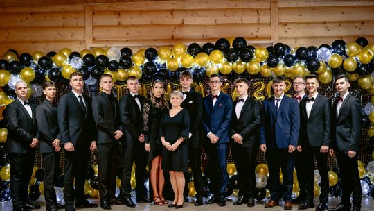 Studniówka 2025 - ZSCKR w Siennicy Różanej [GALERIA ZDJĘĆ]