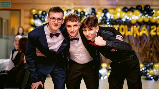 Studniówka 2025 - ZSCKR w Siennicy Różanej [GALERIA ZDJĘĆ]