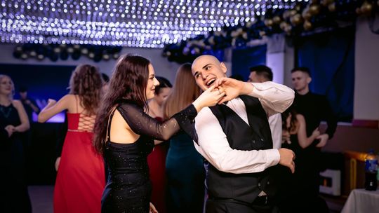 Studniówka 2025 - ZSCKR w Siennicy Różanej [GALERIA ZDJĘĆ]