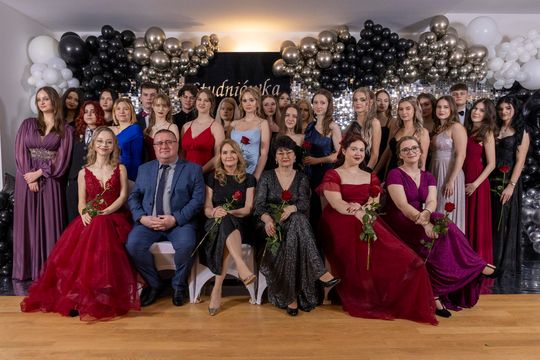Studniówka 2025 - II Liceum Ogólnokształcące im. C. K. Norwida w Krasnymstawie [GALERIA ZDJĘĆ]
